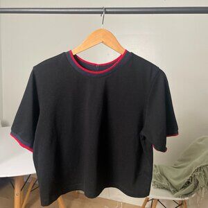 Cropped oversize t-shirt with details on the sleeves and collar
